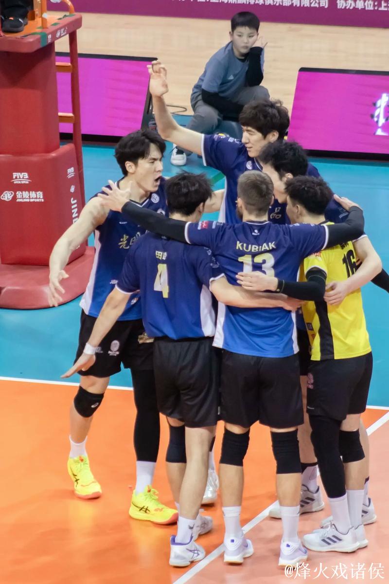 排超联赛榜首大战轻取广东队,上海男排常规赛半程登顶 排超联赛榜首大战轻取广东队,上海男排常规赛半程登顶